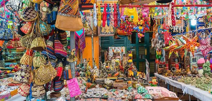 Mua sắm tại phố người Hoa: Từ quà lưu niệm đến đồ thủ công