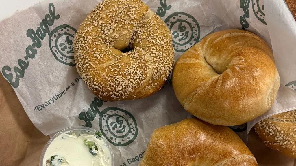 Lịch Sử Và Đặc Điểm Của Ess-a-Bagel