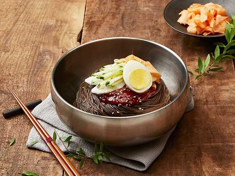 Món mì lạnh Naengmyeon hấp dẫn
