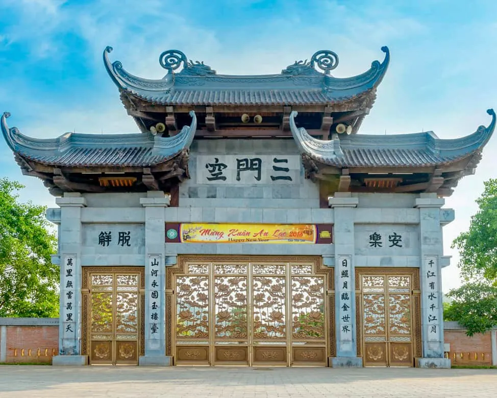 Cổng chính chủa Bãi Đính
