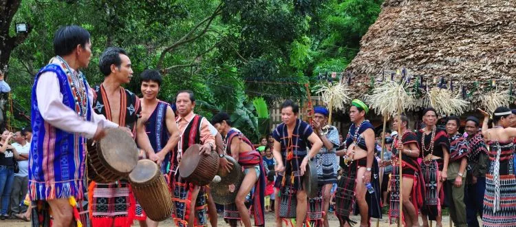 Gặp Gỡ Người Dân Địa Phương