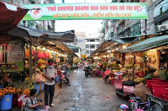 Mua sắm và khám phá ẩm thực khác tại chợ Hồ Thị Kỷ
