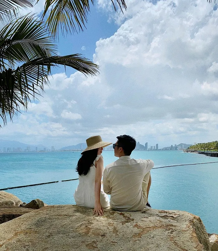 Chỉ check in Nha Trang 'sương sương' thôi mà cô nàng hotgirl mang về cả trăm ảnh đẹp!. -