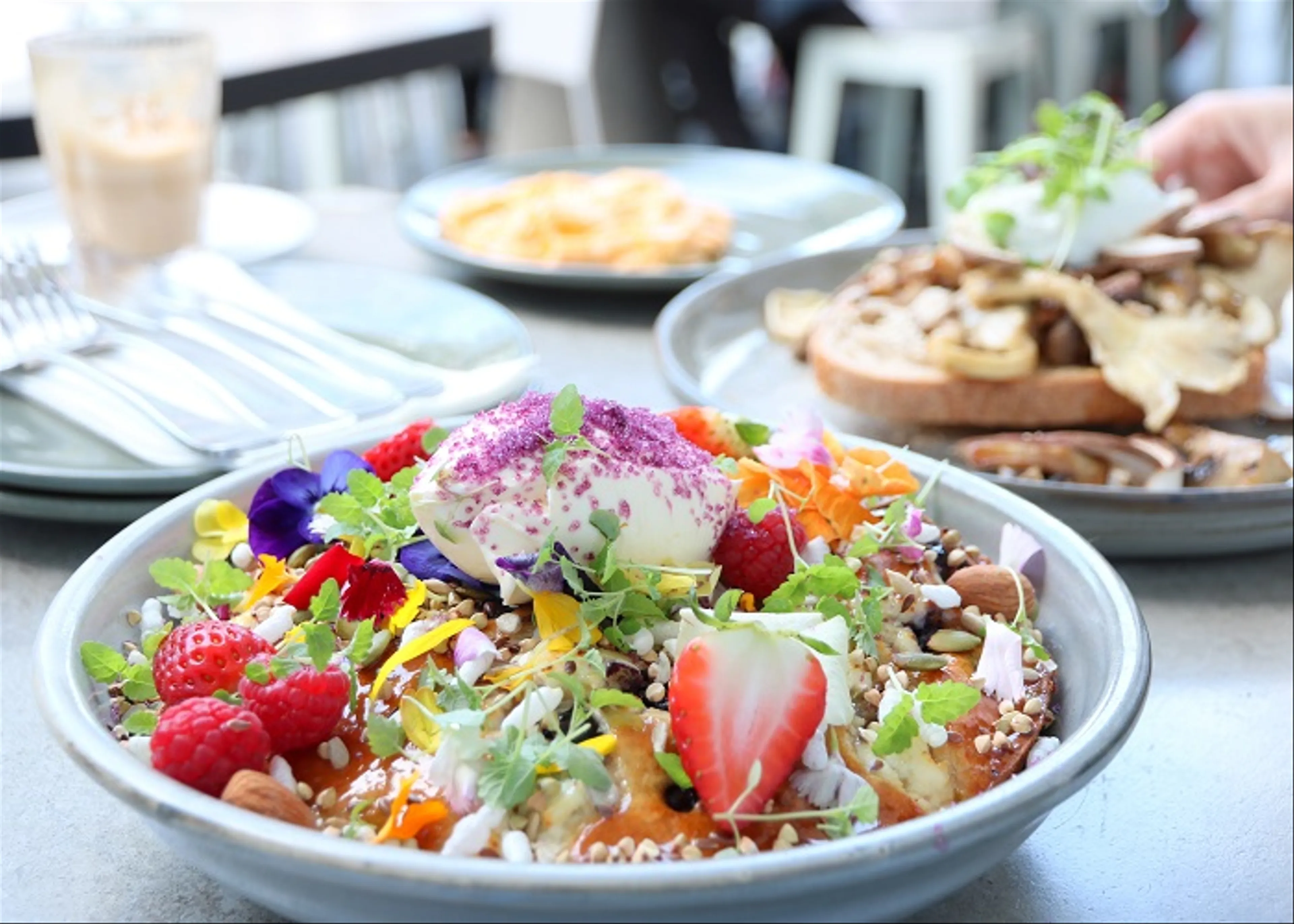 Thưởng Thức Bữa Sáng Kiểu Úc Tại Quán Cà Phê Bondi Beach