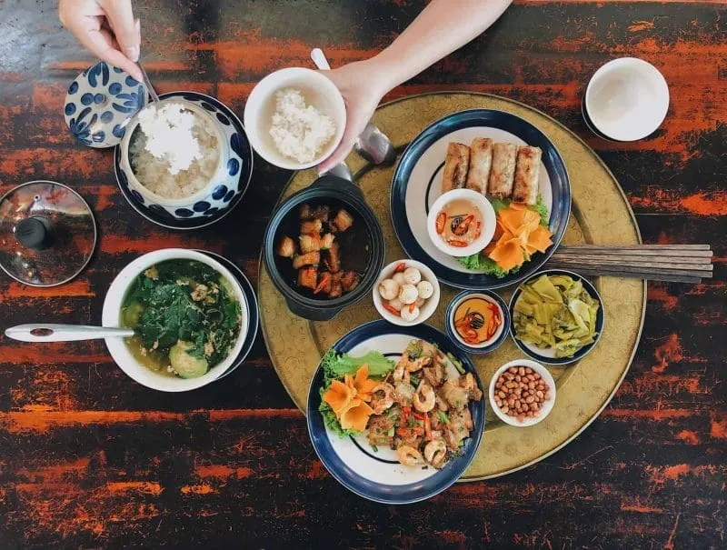Ăn trưa tại các quán ăn địa phương