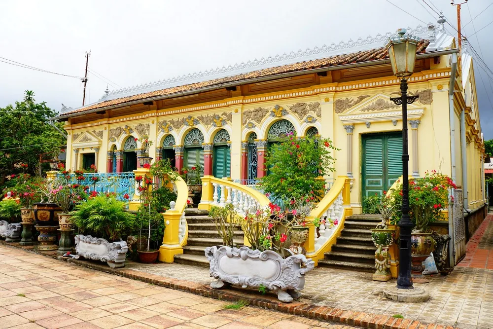Dining in Ancient Houses: A Unique Experience