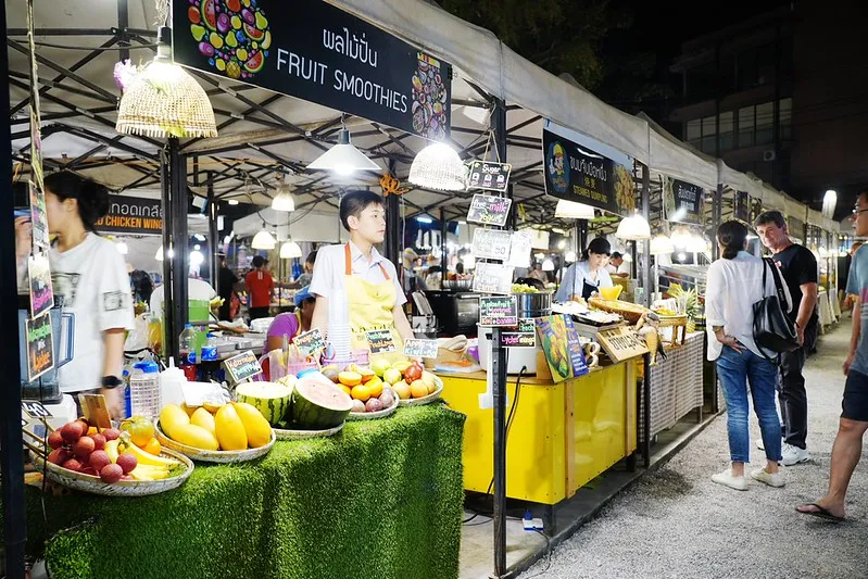 泰國，華欣】Cicada Market Hua Hin (華欣周末創意市集)旁的文青小夜市～Tamarind  Market；邊吃邊逛還能邊聽Live演唱。