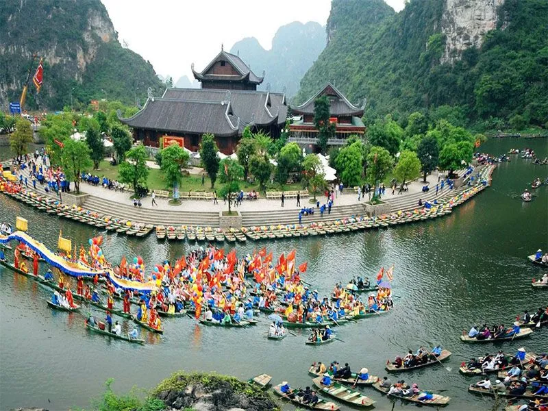 Hoạt động tham quan và du lịch tại Hoa Lư