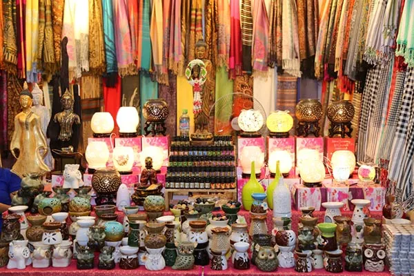 Mua sắm tại chợ Rot Fai: Hàng hóa và quà lưu niệm