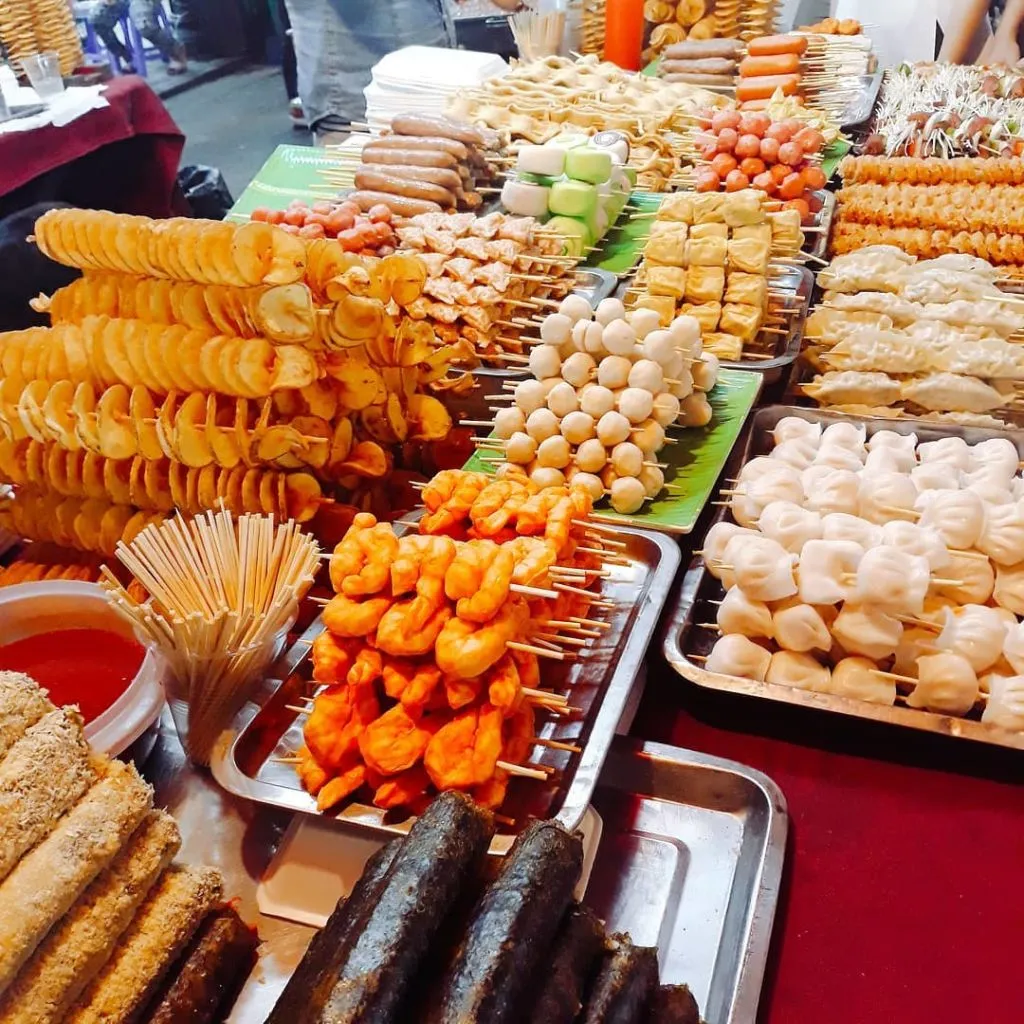 Thưởng thức ẩm thực đặc sắc trong khu phố cổ