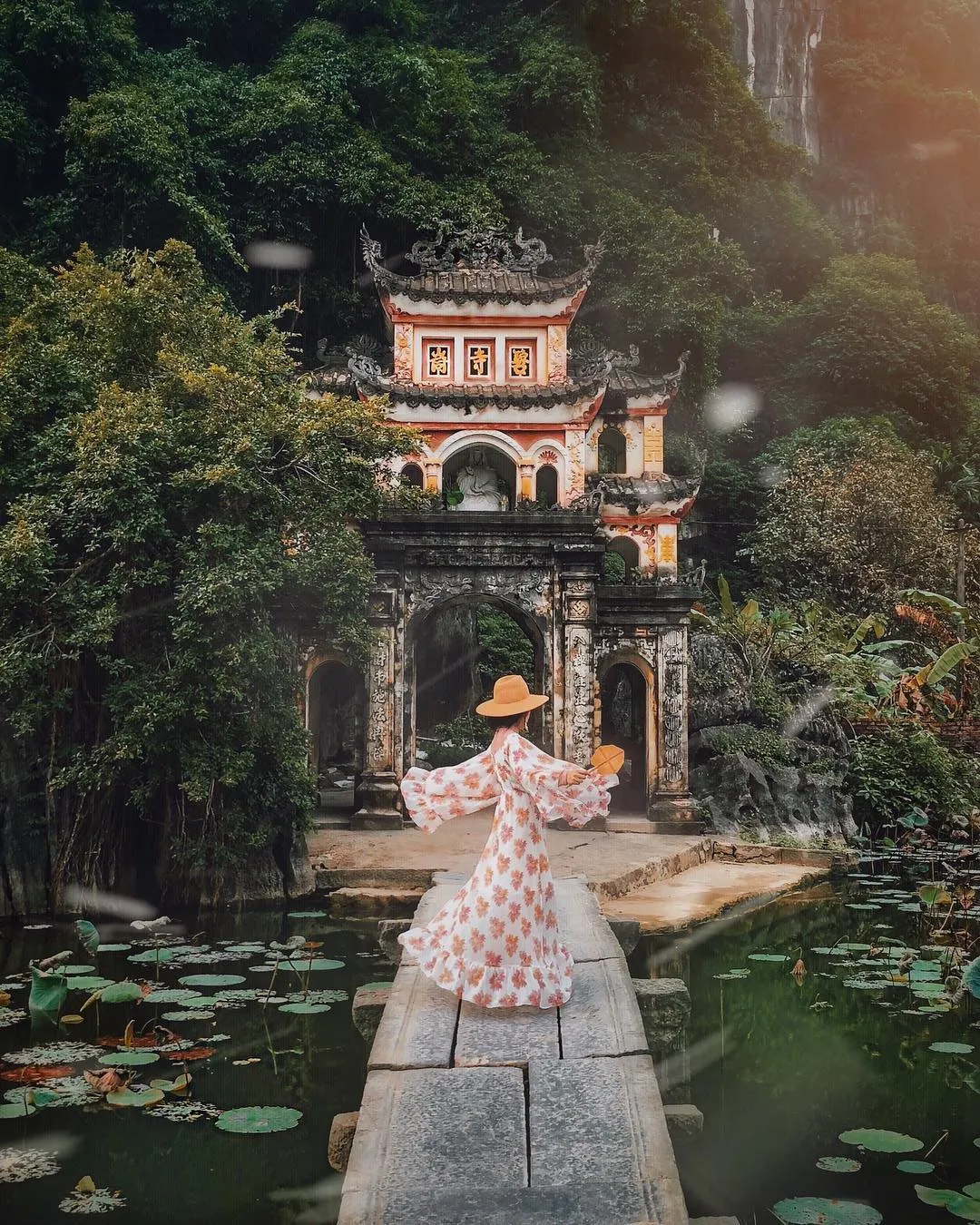 Tham quan chùa Bích Động cổ kính