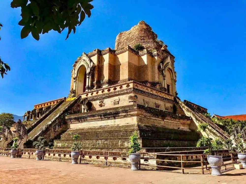 Kinh Nghiệm Đi Chùa Wat Chedi Luang Linh Thiêng Ở Thái Lan