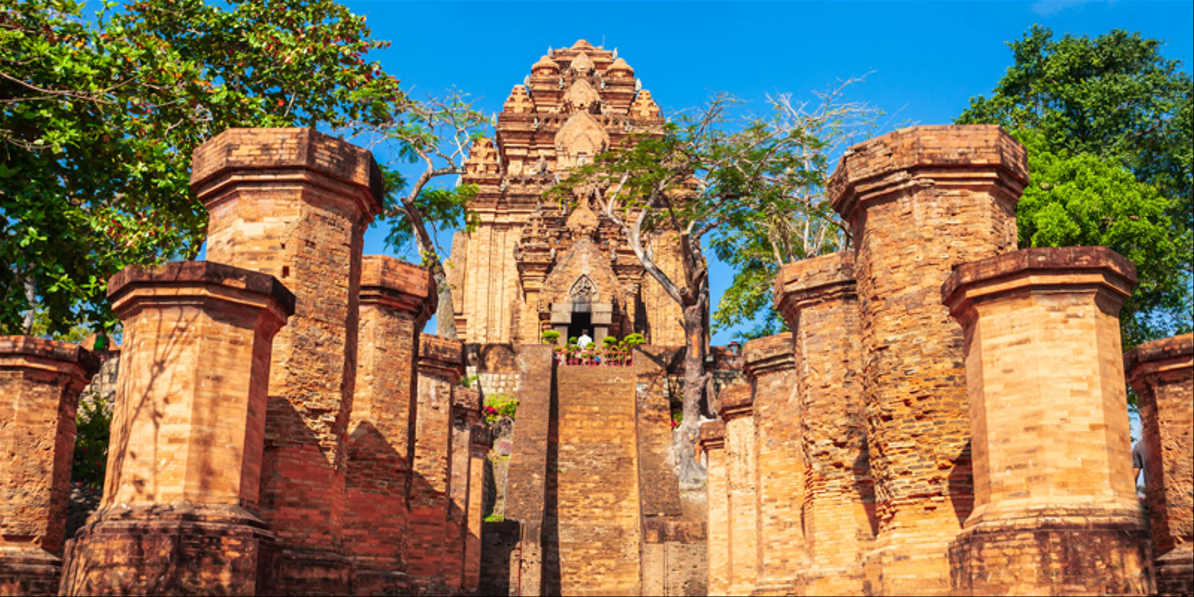 Khám Phá Tháp Bà Ponagar: Di Sản Văn Hóa Chăm Tại Nha Trang
