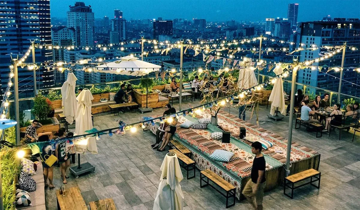 Coffee with a View: Rooftop and Courtyard Retreats