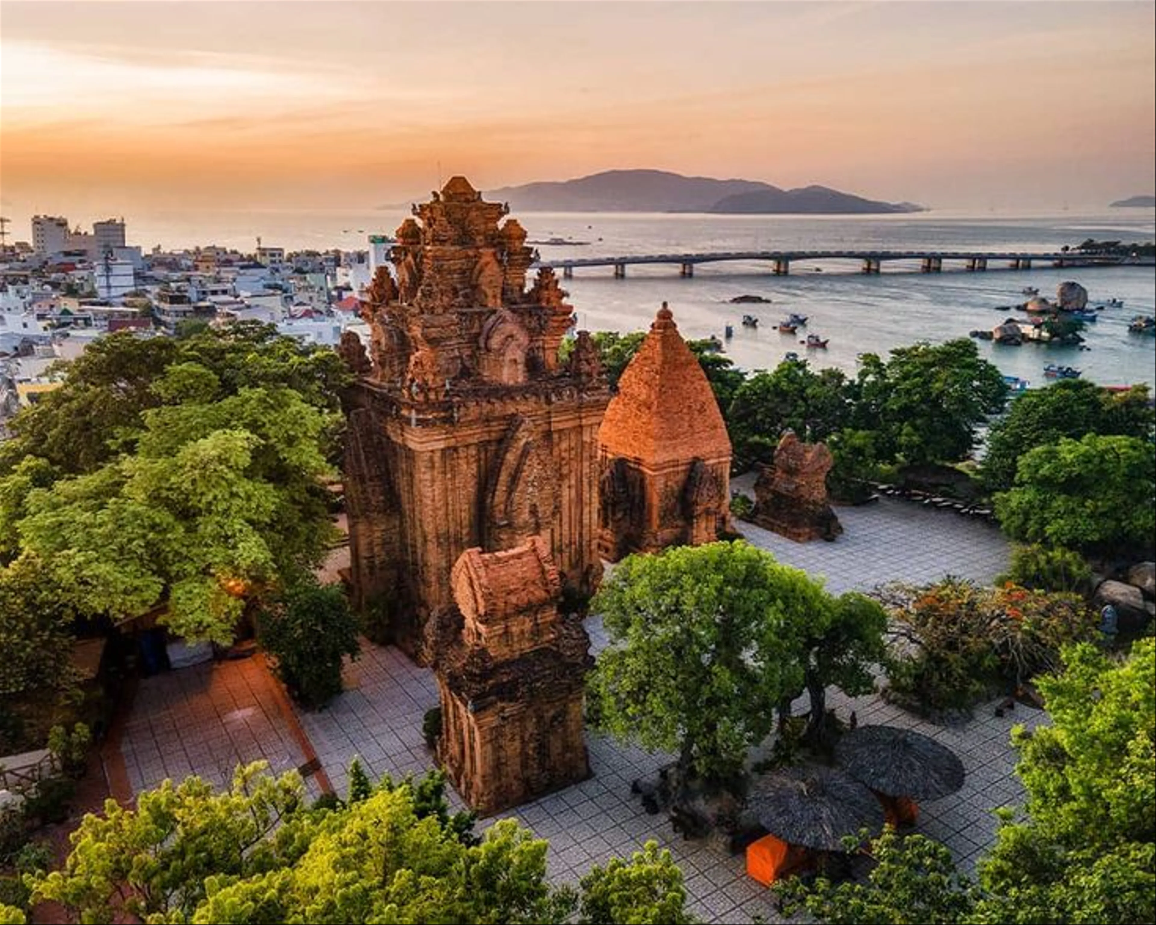 Khám Phá Tháp Bà Ponagar: Di Sản Cham Độc Đáo Giữa Lòng Nha Trang