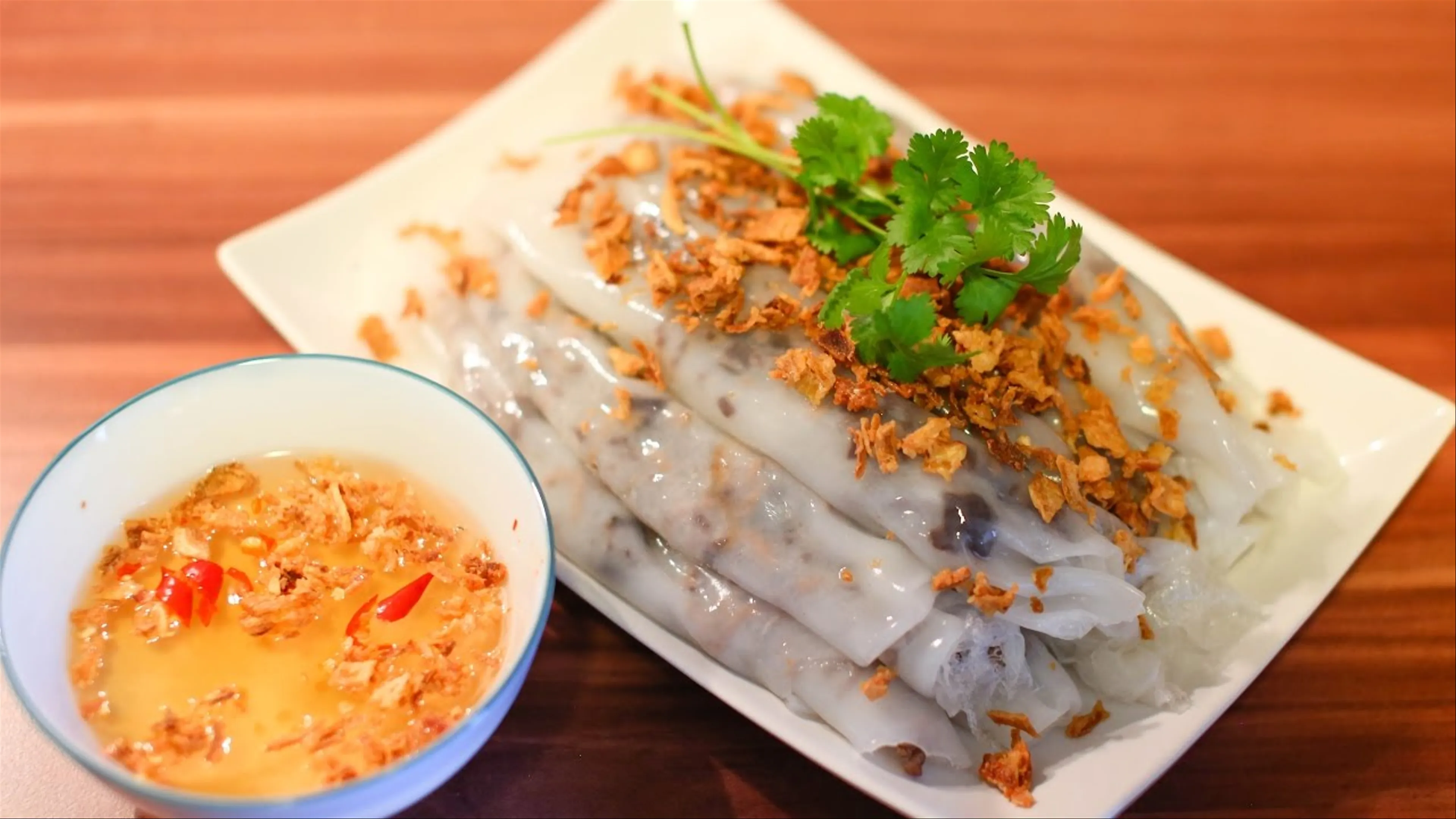 Thưởng Thức Bánh Cuốn Truyền Thống Tại Chợ Bến Thành: Sự Quyến Rũ Đến Từ Vị Giác