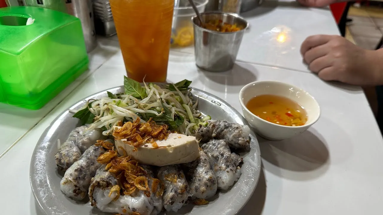 Thưởng Thức Bánh Cuốn Tại Chợ Bến Thành