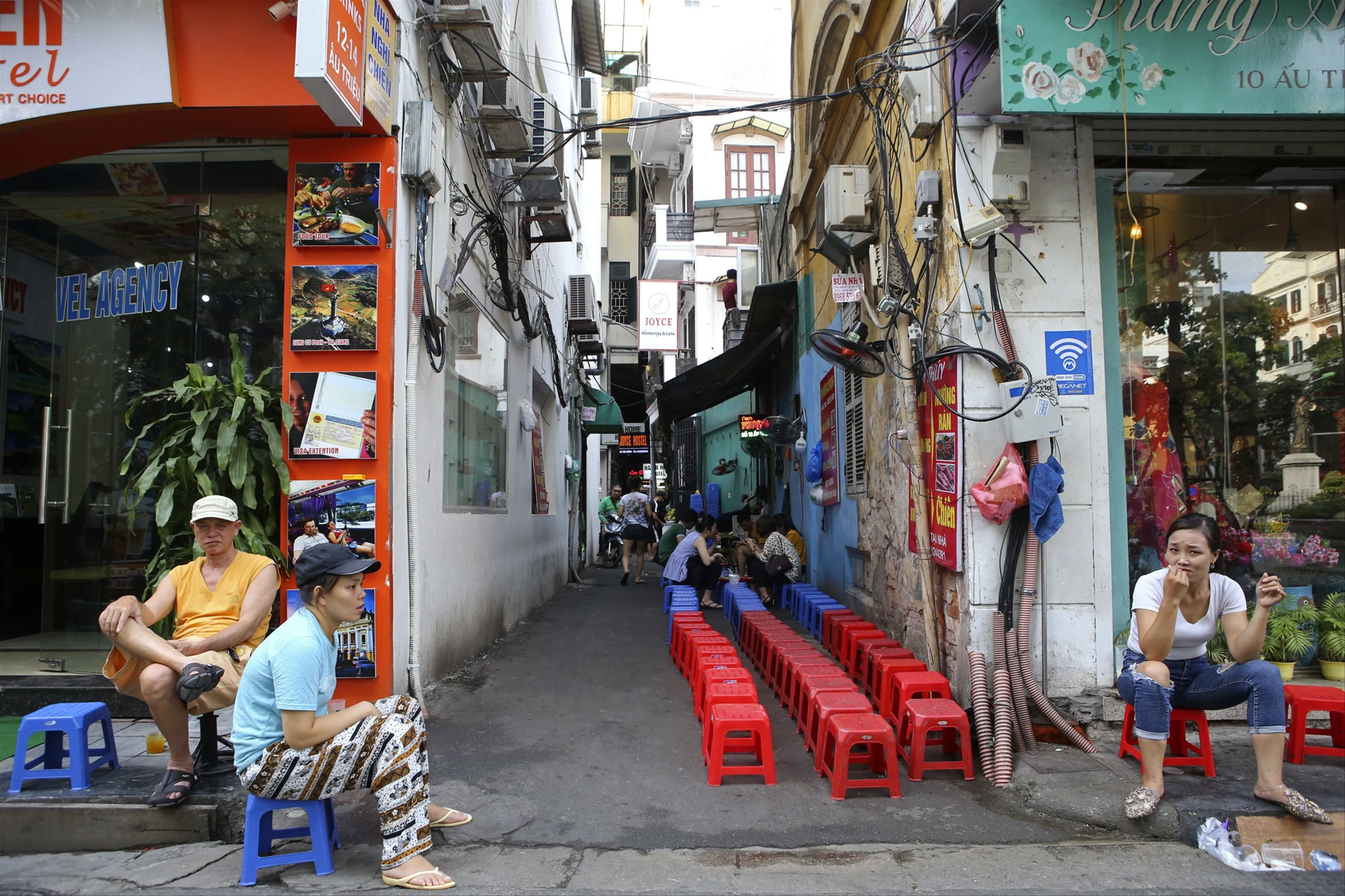 Khám Phá Ngõ Nhỏ Hà Nội: Những Quán Cà Phê Bí Ẩn Dành Cho Tín Đồ Du Lịch