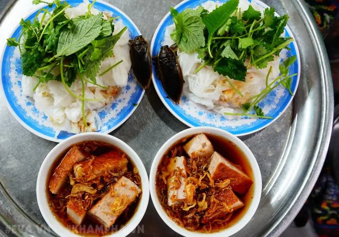 Thưởng thức bánh cuốn bà Hoành có tuổi đời gần 100 năm ở giữa Hà Nội