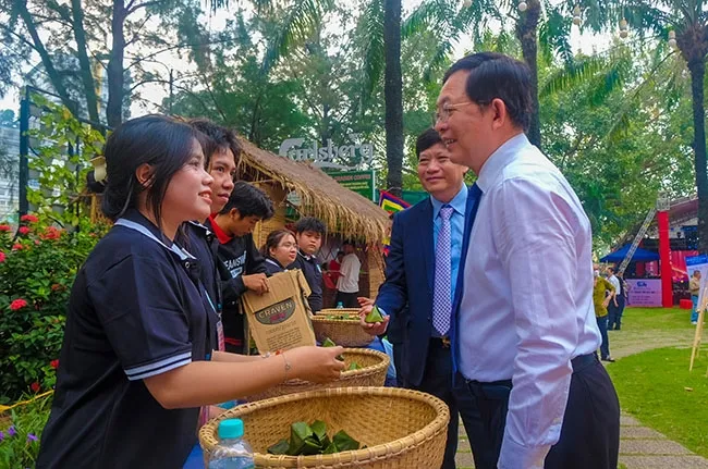 Gặp gỡ và trò chuyện với người bán hàng địa phương