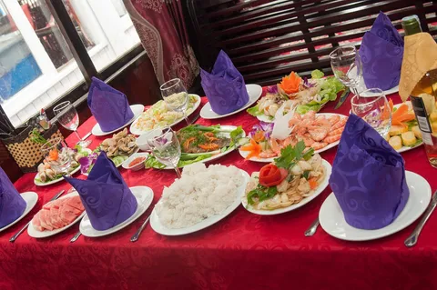 Bữa ăn phục vụ trên du thuyền
