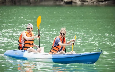 chèo Kayak trên vịnh Hạ Long
