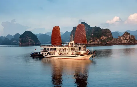 Du thuyền tham quan vịnh Hạ Long.