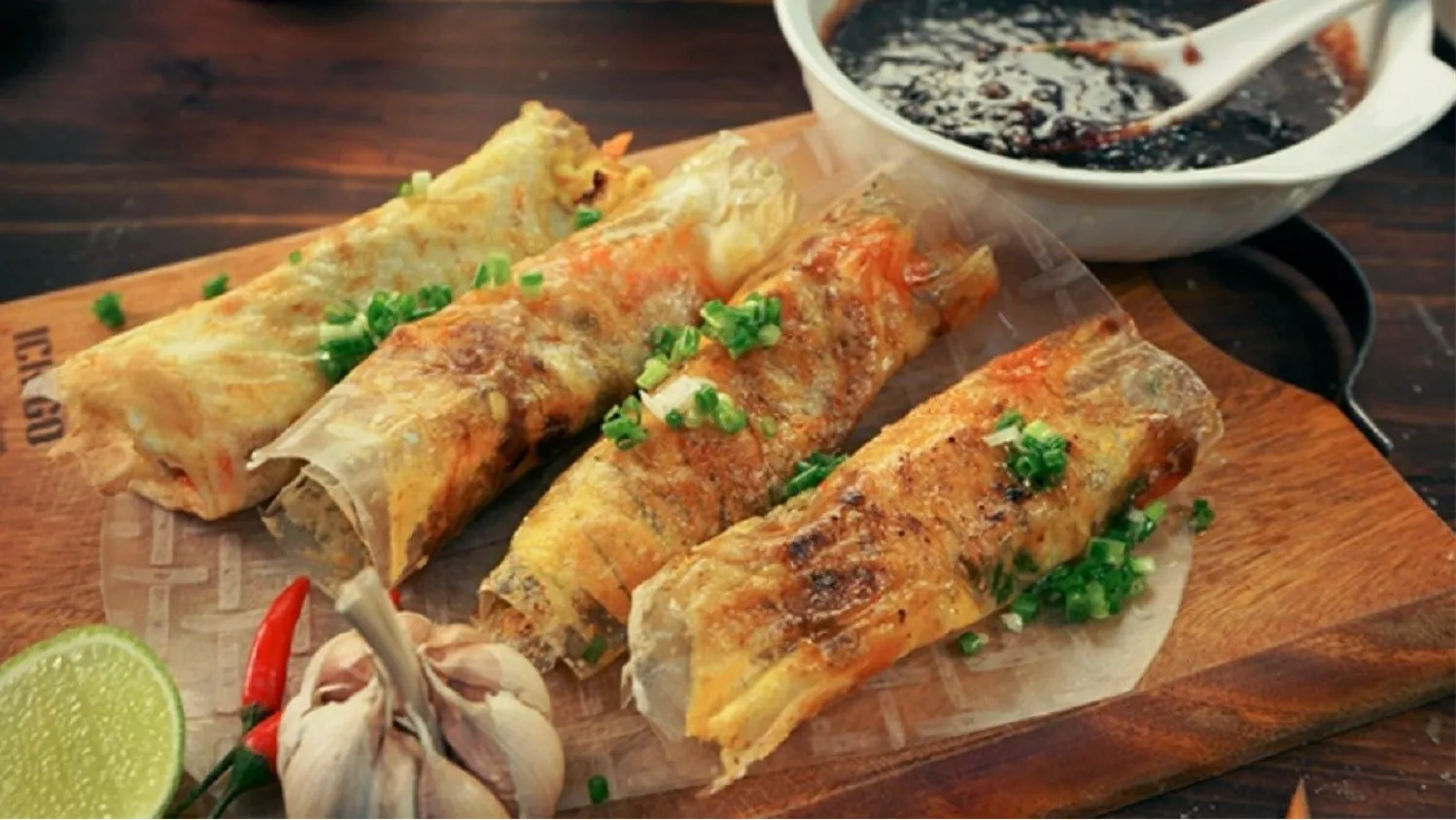 bánh tráng nướng mắm ruốc