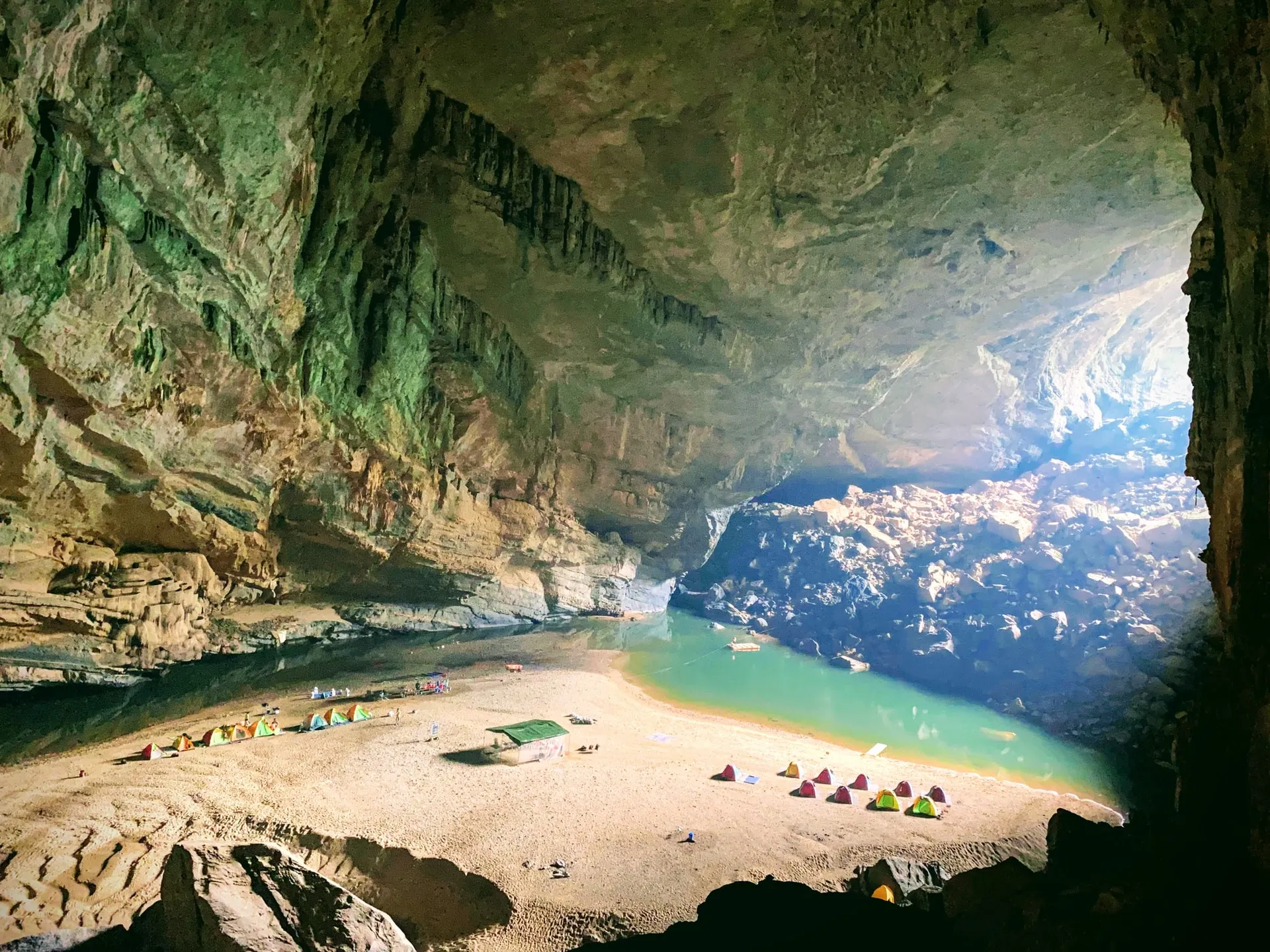Inside Hang En cave