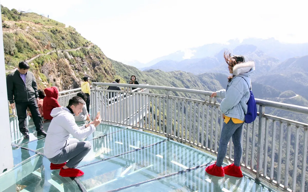 Tourists check-in at Sapa Glass Bridge