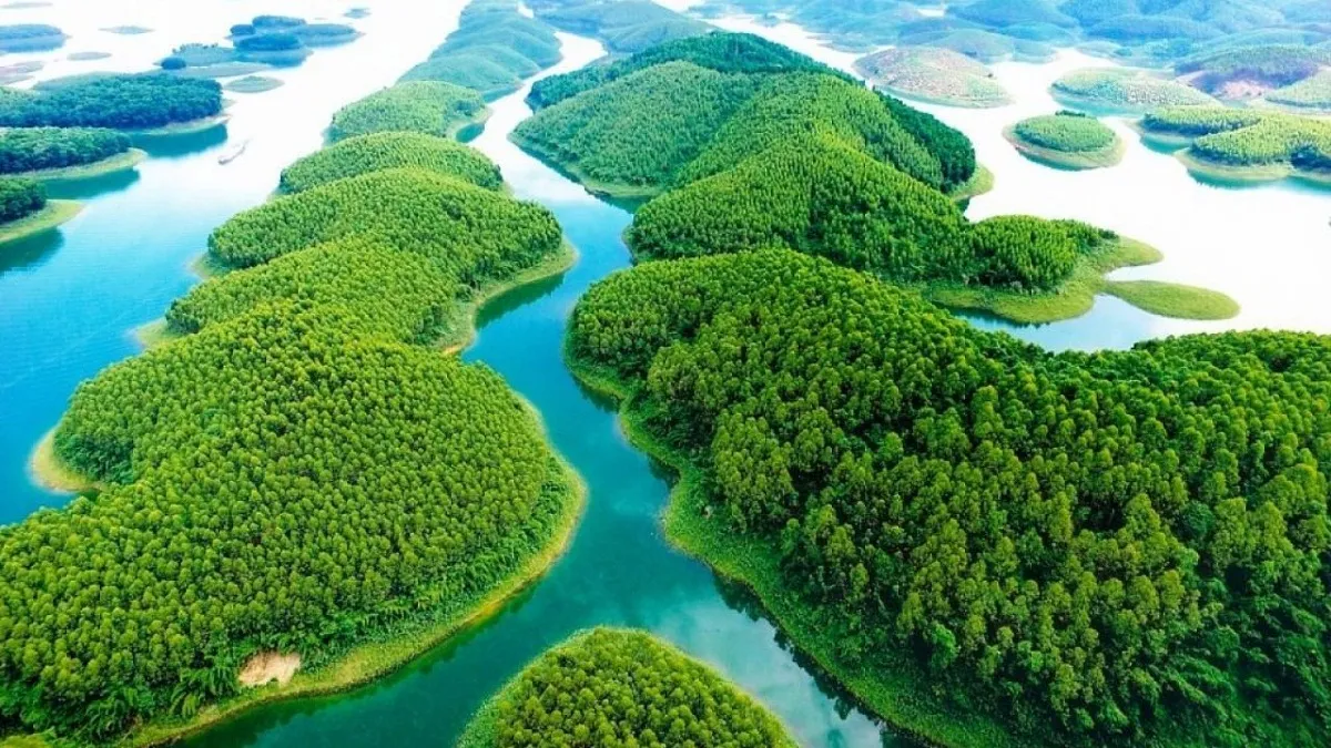 Hồ Thác Bạc với những hòn đảo lớn nhỏ
