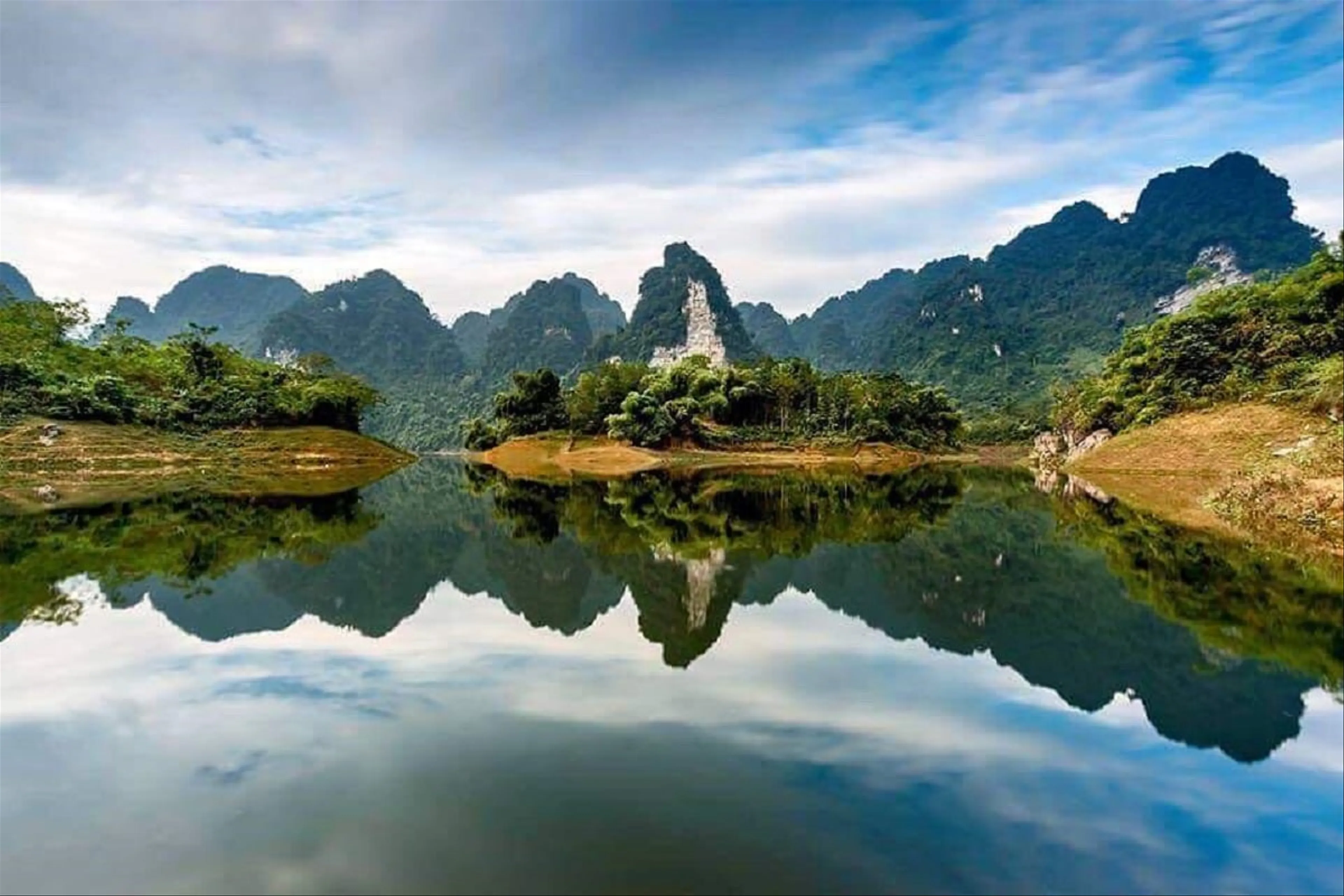 Vẻ đẹp hoang sơ nguyên thủy của hồ Na Hang