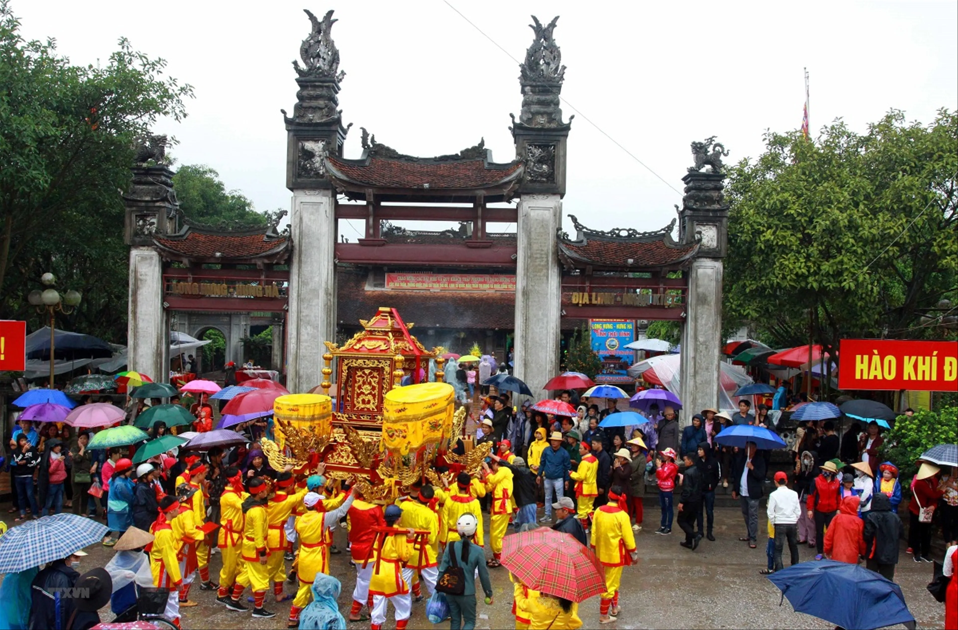 Tham quan lễ hội phát lương Đức Thánh Trần truyền thống của người dân Hà Nam