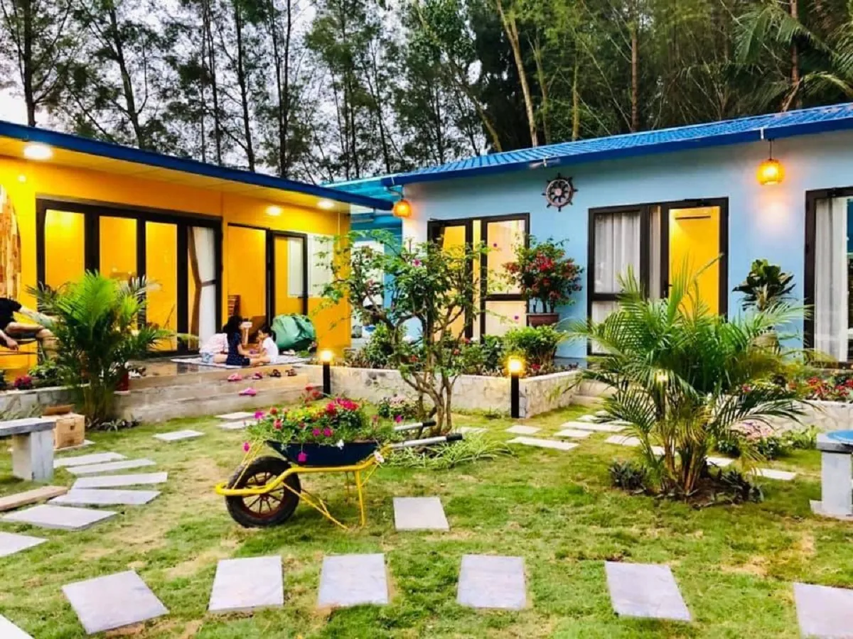 Homestay nổi bật với những bức tường màu xanh và màu cam