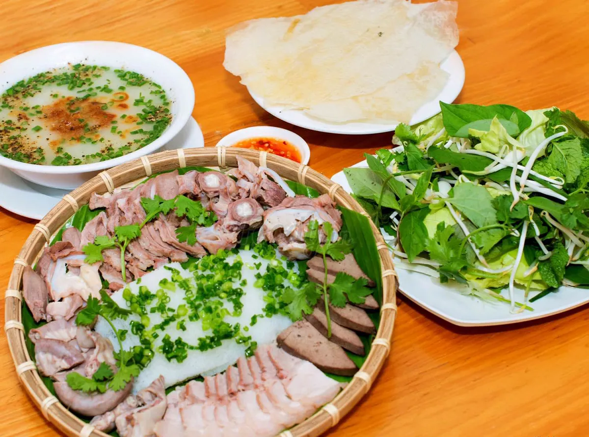 Bánh hỏi lòng heo quán Yến
