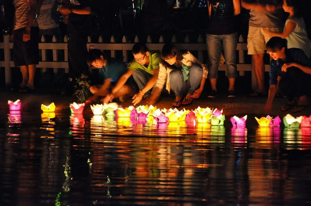 thả đèn Hoa Đăng trên sông