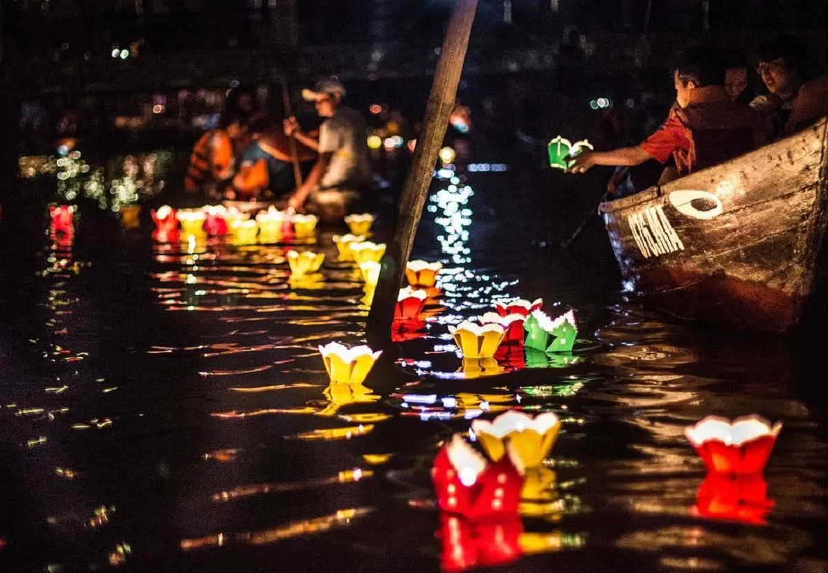 thả đèn Hoa Đăng trên sông