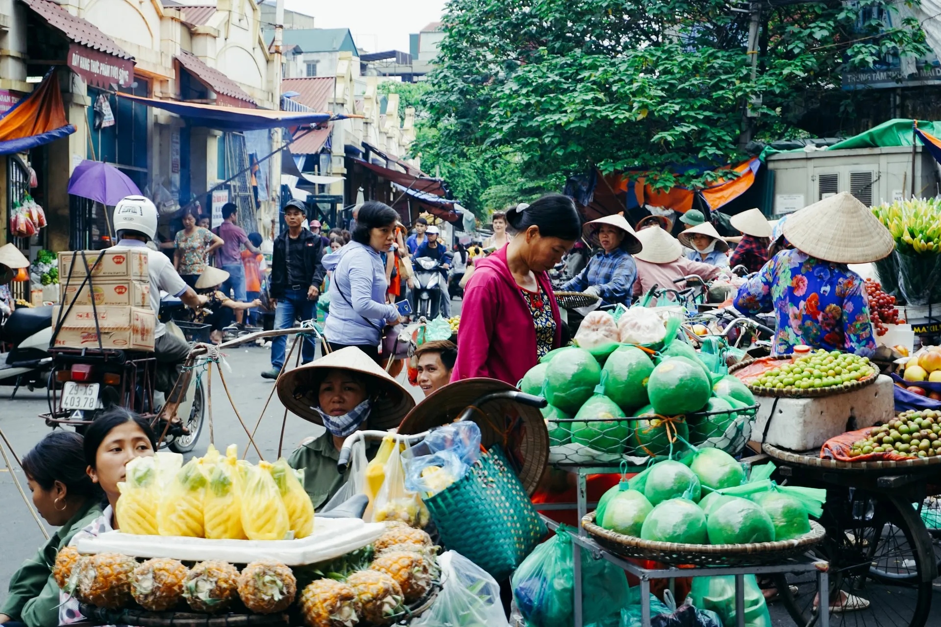 Women street vendors in Hanoi