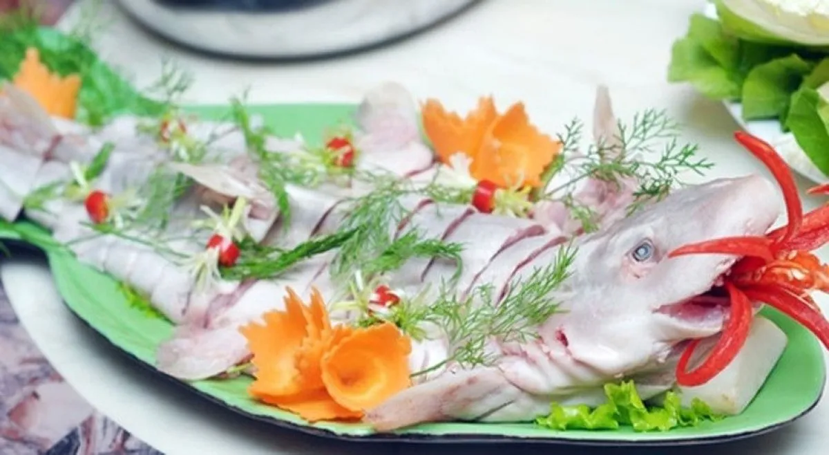 Lẩu chua sả nghệ cá nhám giàu