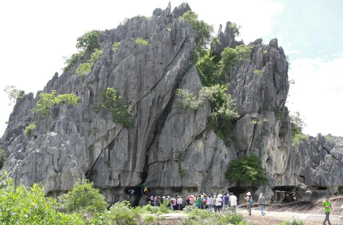 Núi đá dựng