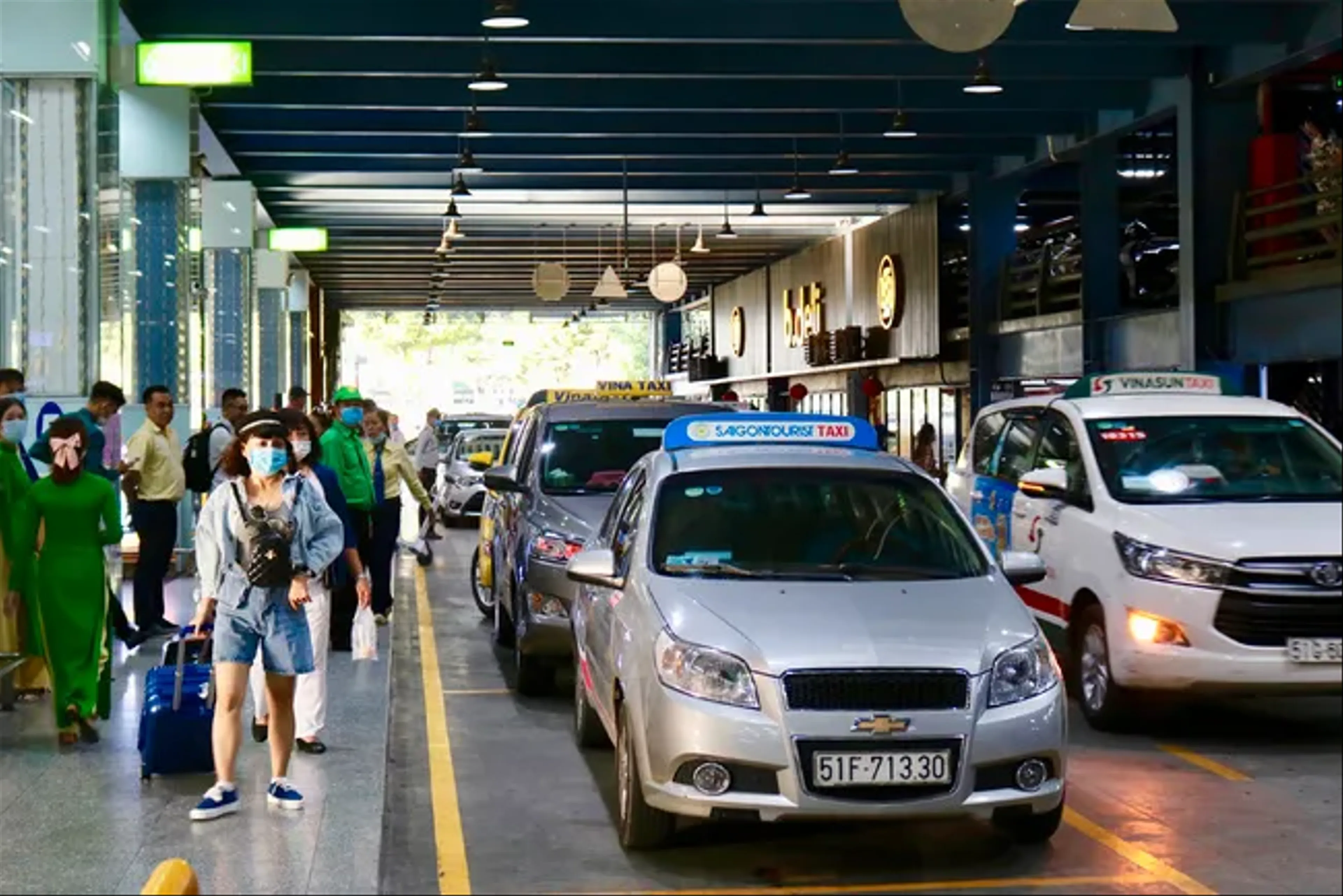 Cho phép tối đa 4 người/xe ra sân bay đi nước ngoài