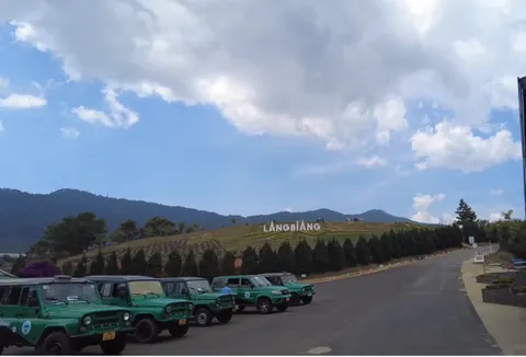 Đi lên đỉnh núi Lang Biang dễ dàng bằng xe jeep