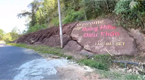 Con đường đi vào Đường Hầm Điêu Khắc