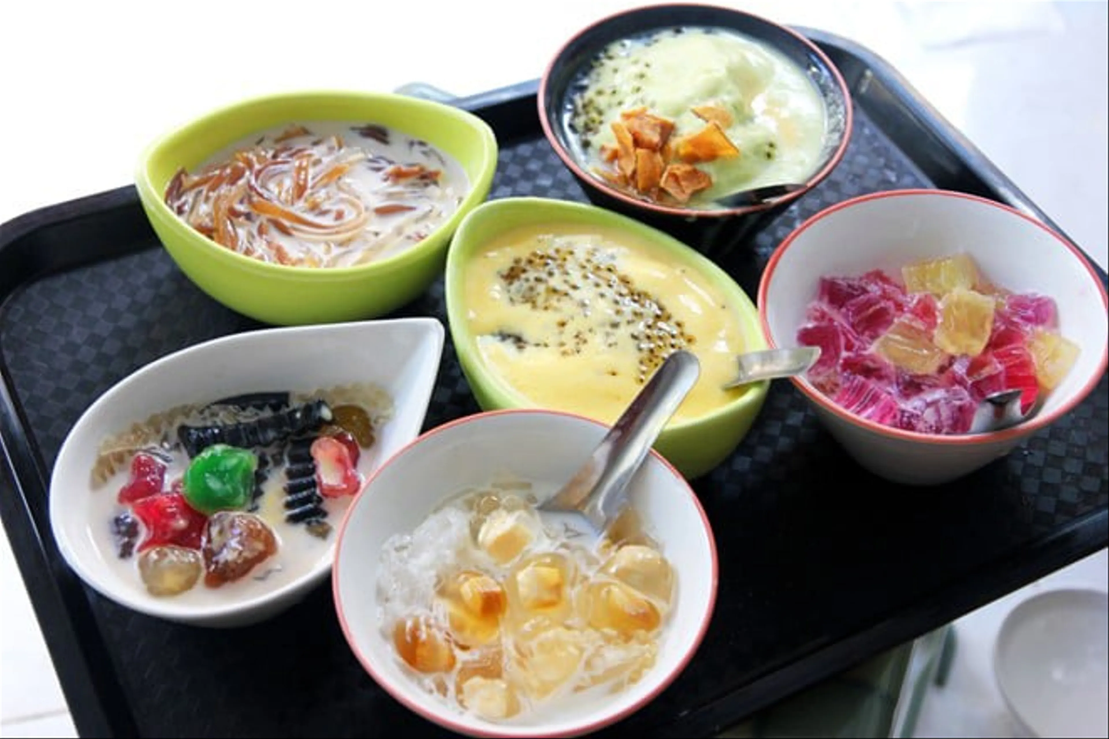 Những món ăn vặt ngon hấp dẫn giữa mùa hè oi bức nắng nóng.