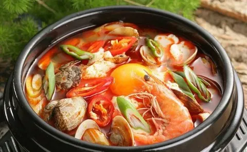Lẩu thái chua cay với tôm, mực và sa tế.