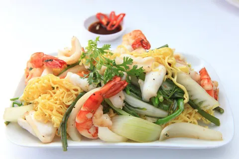 mì xào hải sản