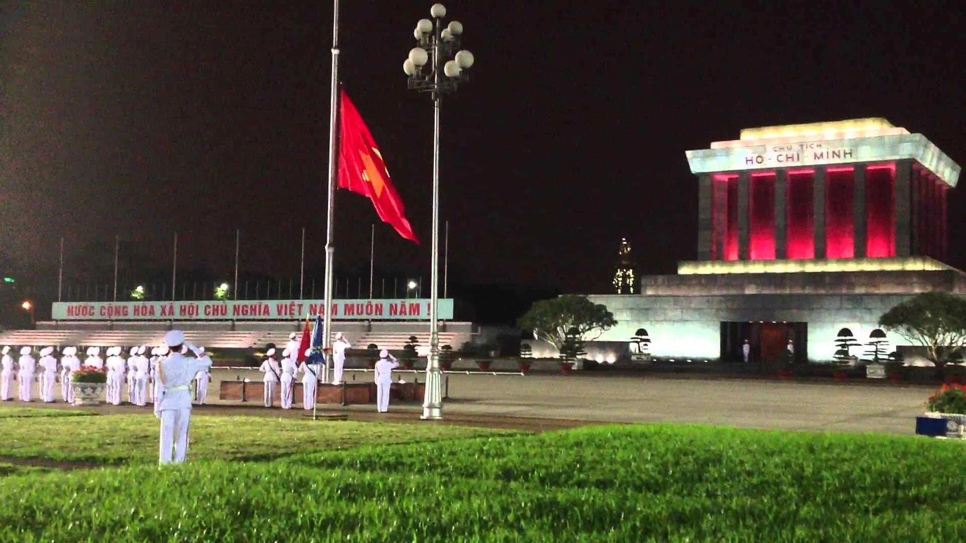 Quảng trường Ba Đình trang nghiêm trong lễ hạ cờ