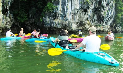 Chèo thuyền kayak tại Ao Thalane