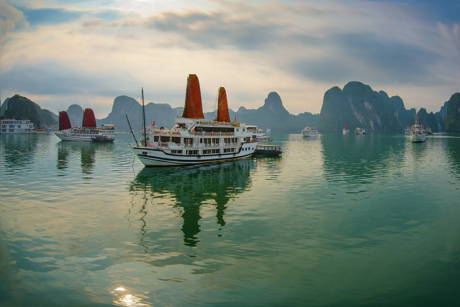 Halong Bay crusie ship