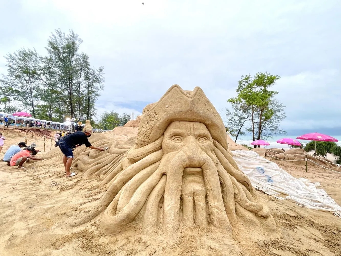Các nghệ sĩ địa phương đã tạo ra một loạt các tác phẩm điêu khắc trên cát tại Rak Chumphon Tiew Chumphon Na Jud Chom Chan tại lễ hội Noen Sai Ngam.